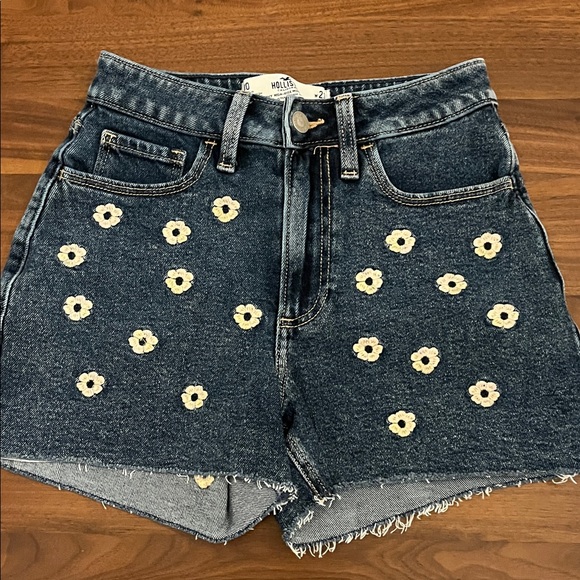 Hollister Y2K Curvy High Rise Mom Short 3” Floral Embroider | W23 00 - Picture 1 of 2